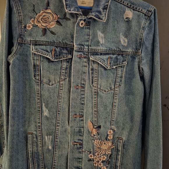 Small Ardene patch work jean jacket - Picture 3 of 4